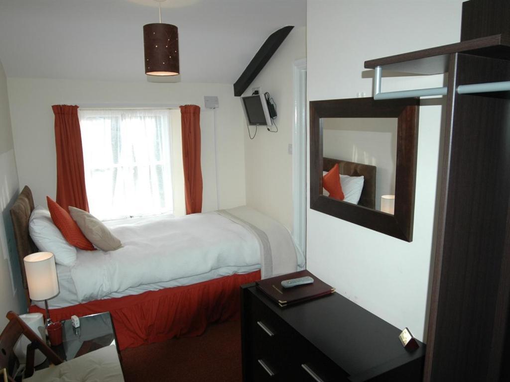 Thorverton Arms Room photo